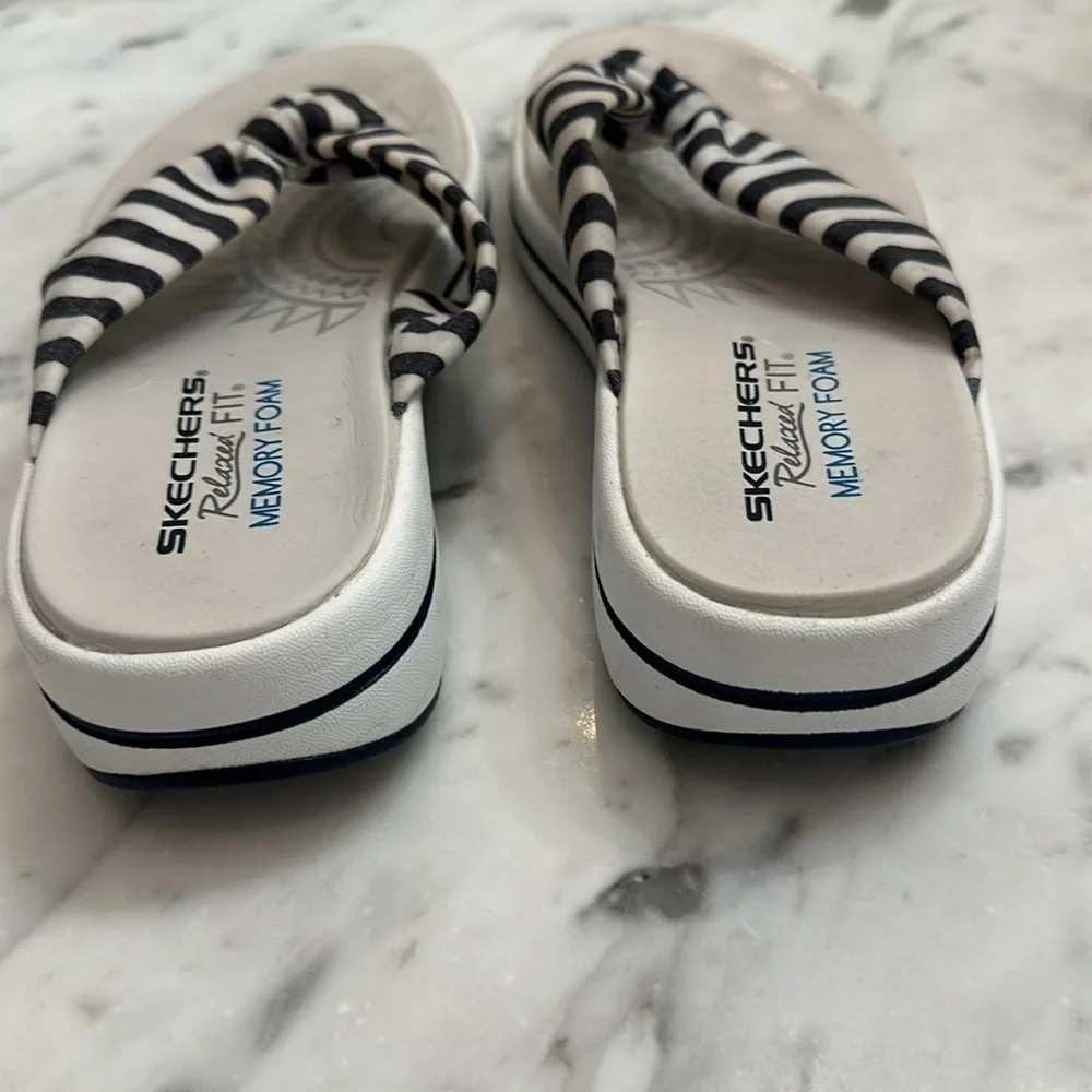 Sketchers Upgrade thong sandal nautical stripe EUC size 6 navy white